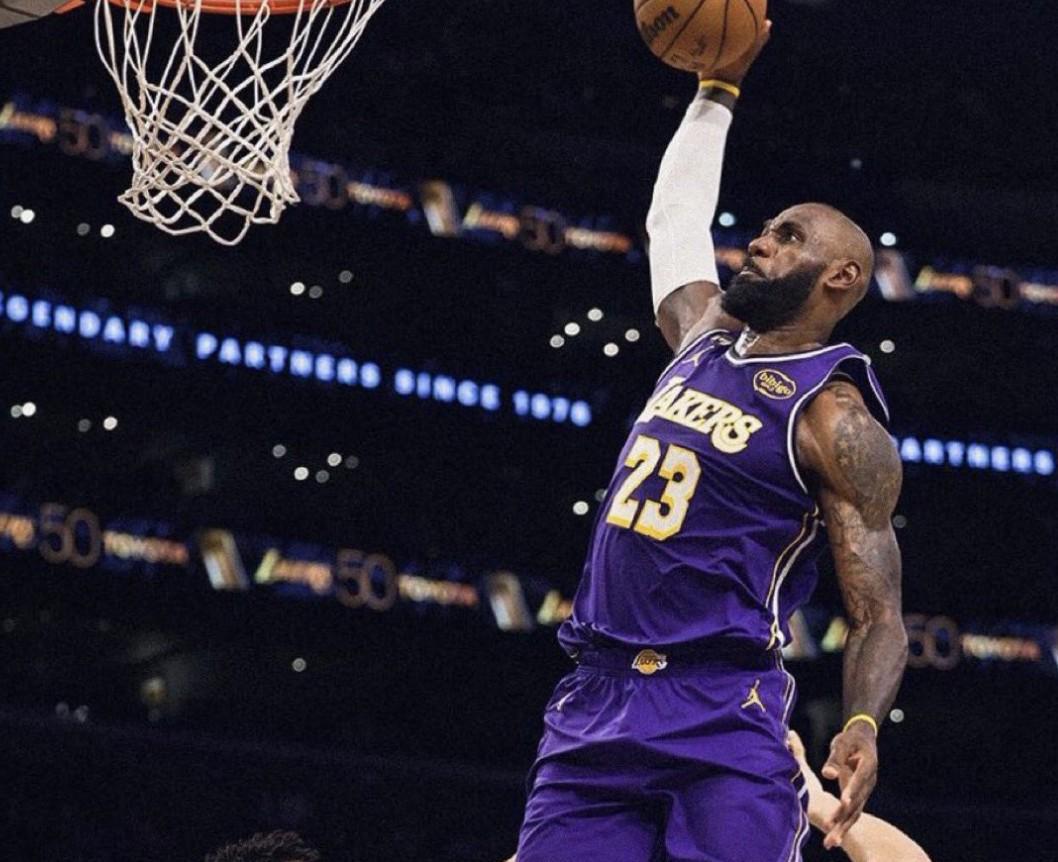 超越斯托克顿，詹姆斯成为NBA历史单场助攻上双的最年长球员